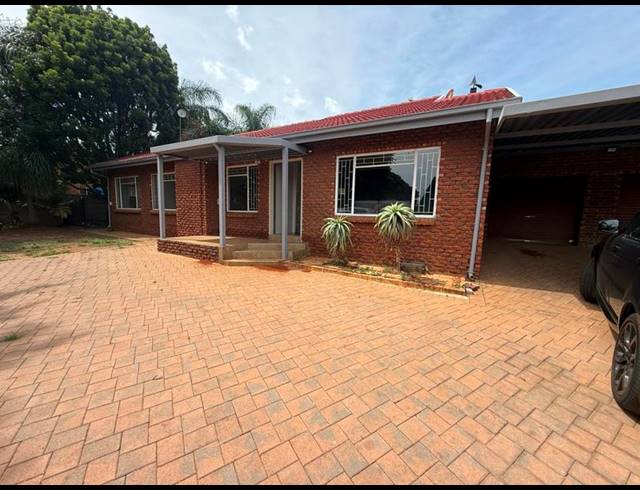 4 BEDROOM HOUSE FOR SALE IN ROOIHUISKRAAL